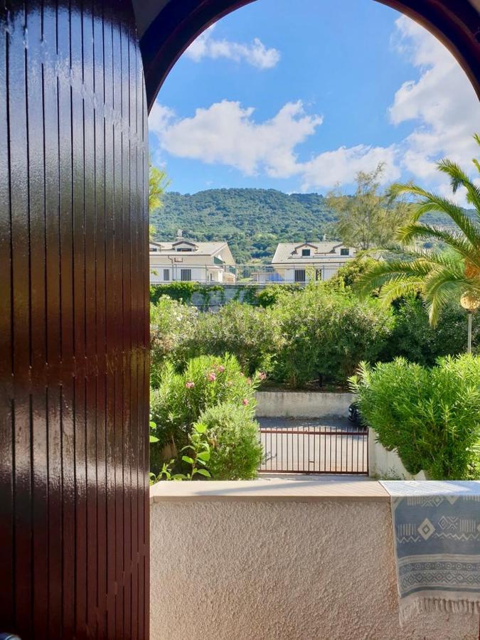 Vista Mare Su Tre Piani Con Giardino Villa Falerna Buitenkant foto