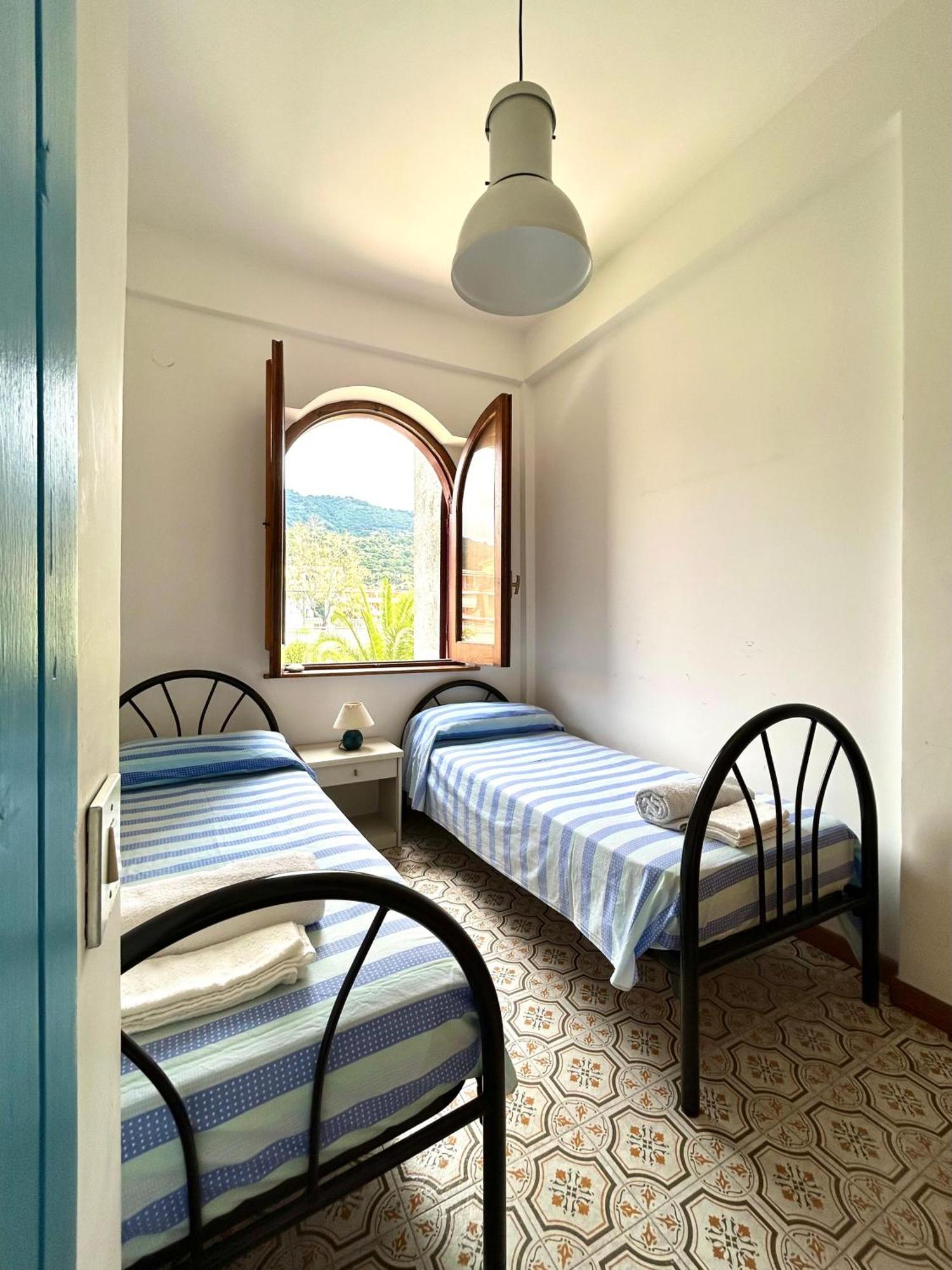 Vista Mare Su Tre Piani Con Giardino Villa Falerna Buitenkant foto
